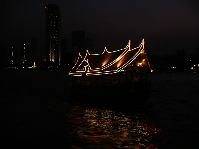 images/Bangkok-Wahn-Fah-boat-2.jpg