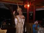 Bangkok-Wahn-Fah-boat-dances-5.jpg (58kb)