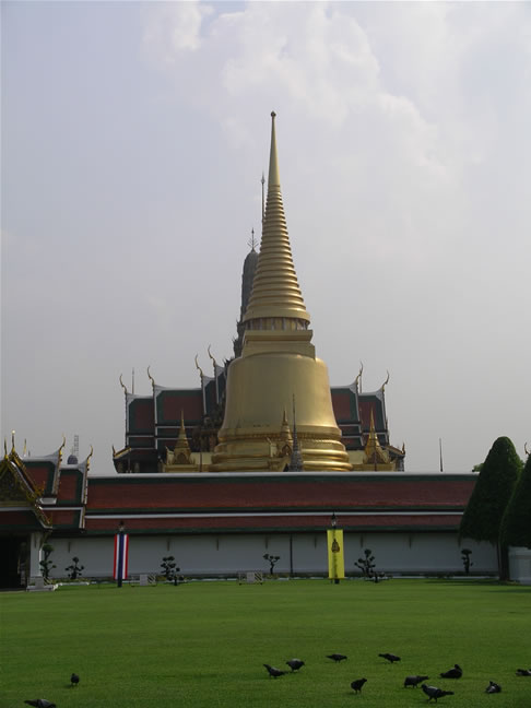 images/Grand_Palace_Phra_Siratana_Chedi_2.jpg