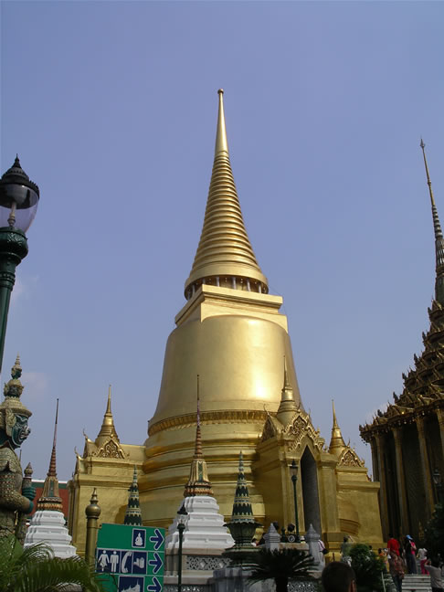 images/Grand_Palace_Phra_Siratana_Chedi_3.jpg