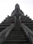 Wat-Arun-looking-up-3.jpg (52kb)