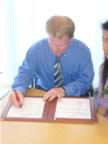 D5-Signing-the-document-Alex.jpg (46kb)